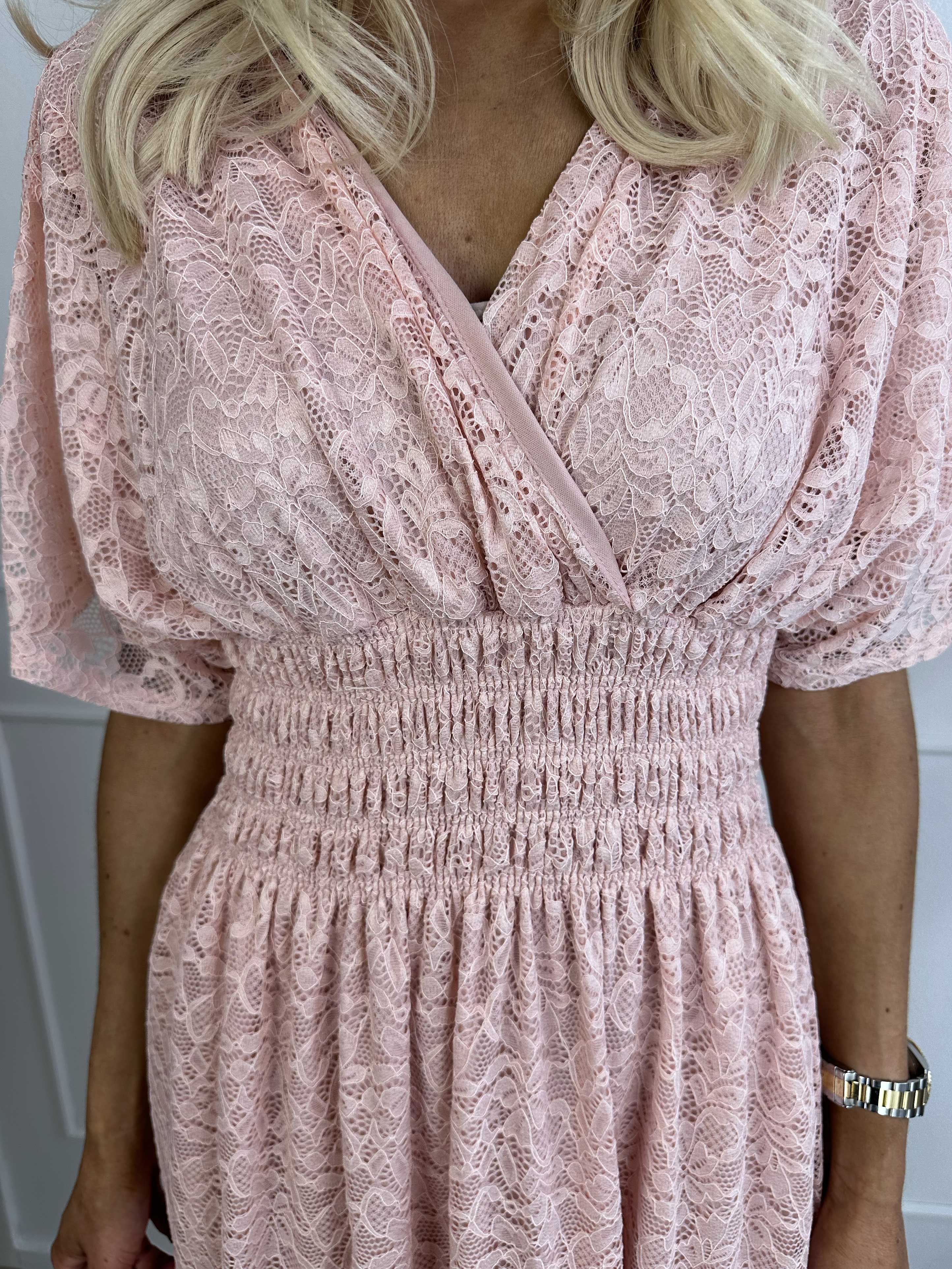 Pams Lace - Lang kjole i blonde med smock under brystet